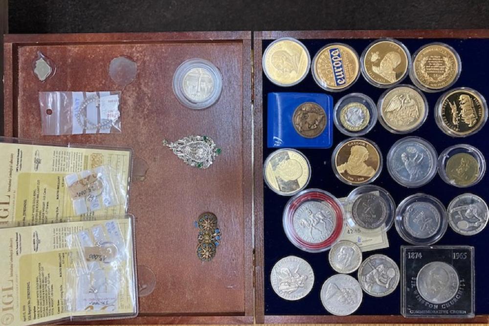 CARINICI SU PRONAŠLI 1 SUMNJIVU TORBU: Unutra je bila kolekcija SATOVA, ZLATO, DIJAMANTI I SMARAGDI (FOTO)