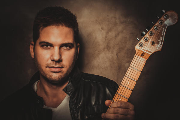 NAJBOLJI GITARISTA OVIH PROSTORA PESMOM „NAJBOLJA“ ZAPOČINJE SOLO KARIJERU