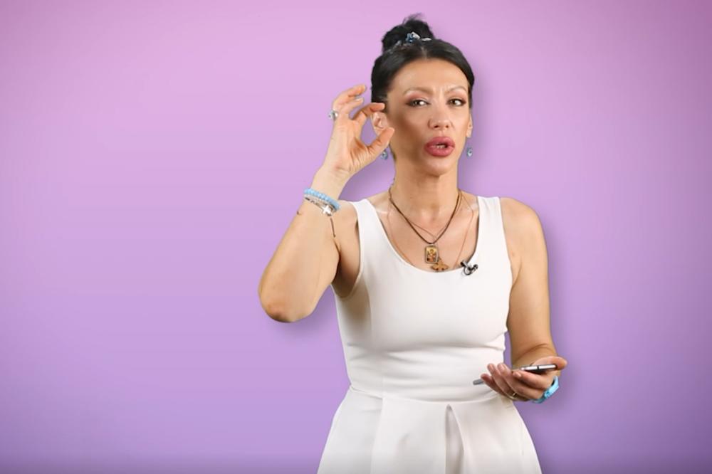 MAJKA JOJ PEVA POD ŠATOROM, A ONA JE SUŠTA SUPROTNOST! Ćerka Vendi Vukelić je teniski sudija i evo kako izgleda!