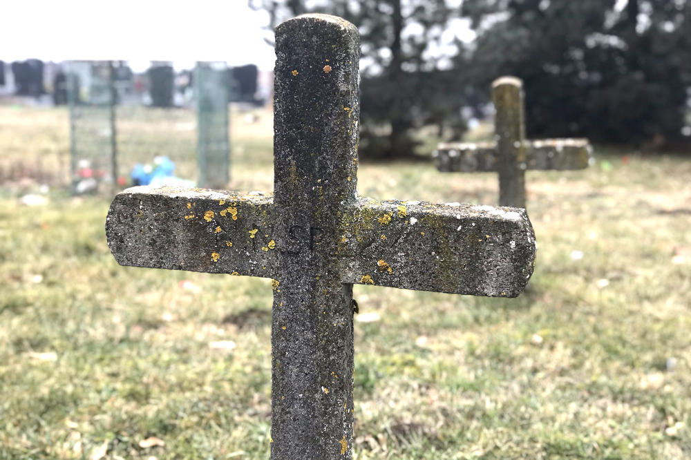 HOROR NA SRPSKOM GROBLJU U VREME KORONE: Meštani su PRESTRAVLJENI, priča se da se u ponoć pored grobova vide SVEĆE!