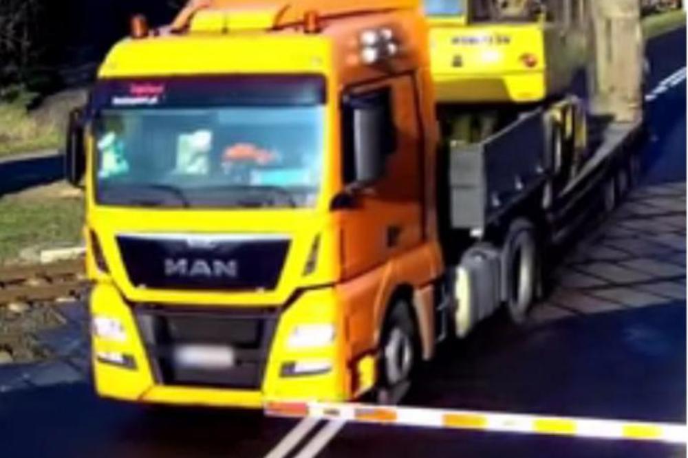 ONESVESTIĆETE SE OD PRIZORA: Voz razneo kamion koji se nije zaustavio na pružnom prelazu (VIDEO)