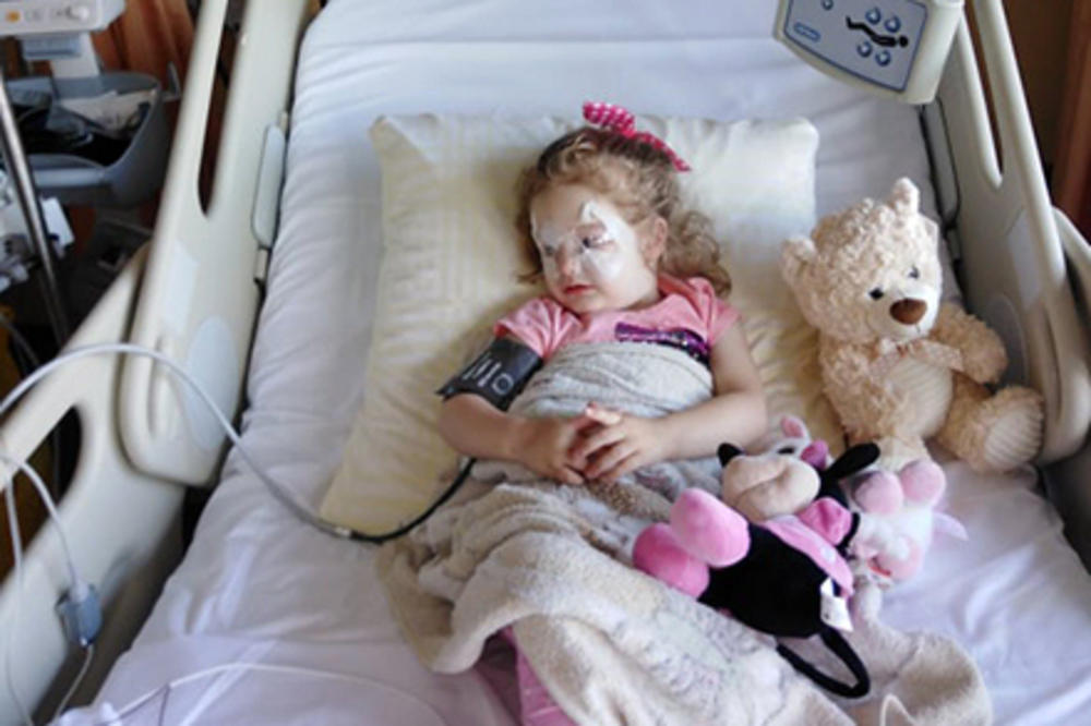 HANA IMA TUMOR NA OBA OKA, MORA HITNO NA LEČENJE U ŠVAJCARSKU! Na svakih 10 dana ide na HEMIOTERAPIJU!