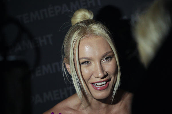 BOJANA RISTIVOJEVIĆ PROMENILA LIČNI OPIS: Duga plava kosa je PROŠLOST! Ofarbala se U TAMNO i OŠIŠALA NA KRATKO!