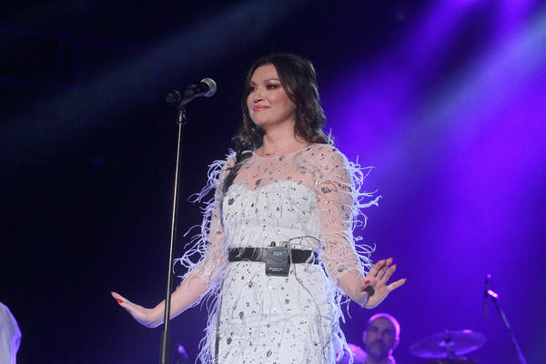 NINA BADRIĆ ŽRTVA PREVARE: Pevačica HITNO podnela TUŽBU i JAVNO ZAMOLILA ZA POMOĆ!