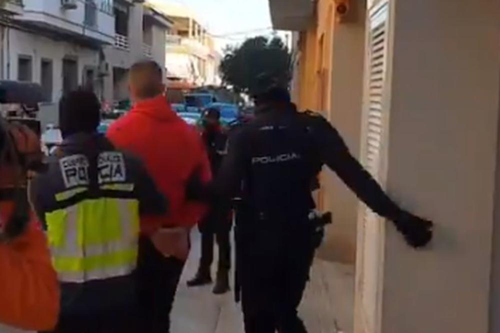 POJAVIO SE SNIMAK HAPŠENJA MILOJEVIĆEVOG BRATANCA: Stefan u lisicama i osmehom na licu izašao pred kamere!