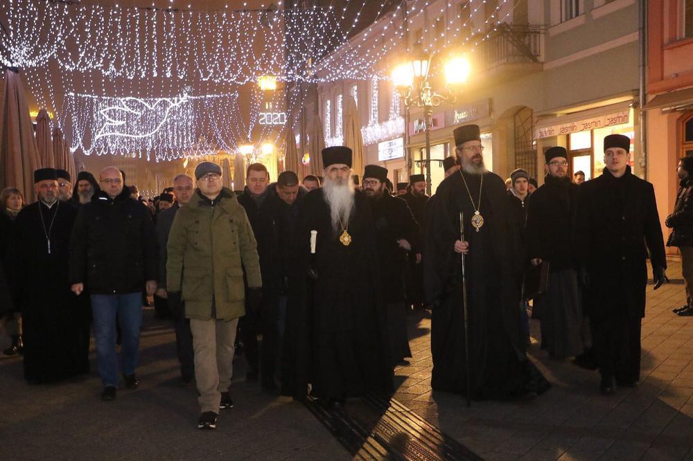 Novosađani, predvođeni gradonačelnikom Vučevićem I vladikom Irinejem, podržali braću iz Crne Gore (VIDEO)