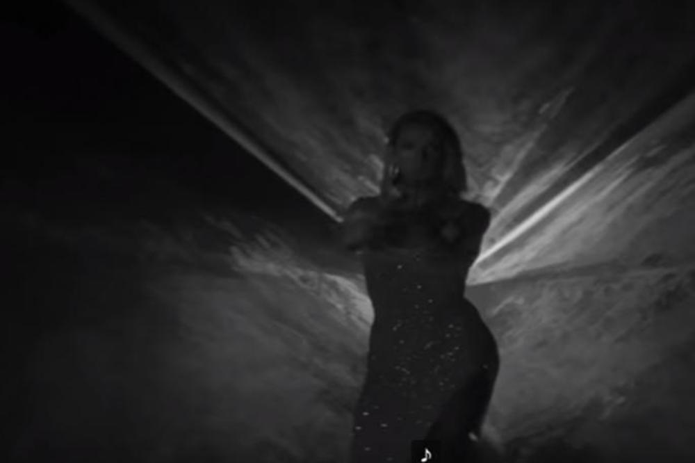 SMRT U DOMU POZNATE PEVAČICE: Ostala bez MAJKE, pa se POTRESNOM porukom OPROSTILA od nje! PRETUŽNO!