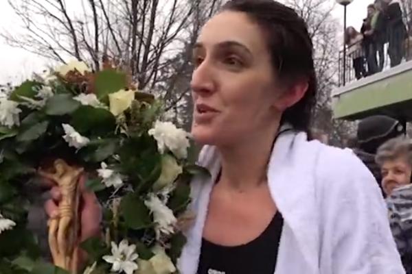 MARINI SE NA 35. ROĐENDAN OSTVARILA ŽELJA! Sišla je u hladnu Đetinju i pre svih muškaraca je doplivala do KRSTA