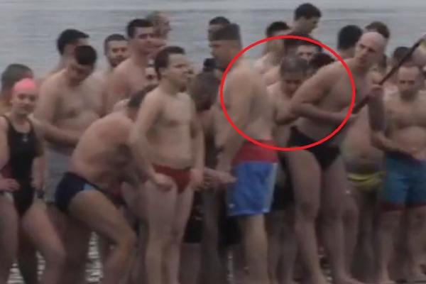 NA PLIVANJU ZA ČASNI KRSTI POJAVIO SE I MIŠA VACIĆ! Svi su ostali ŠOKIRANI kada su primetili DA JE JEDINI SA OVIM!