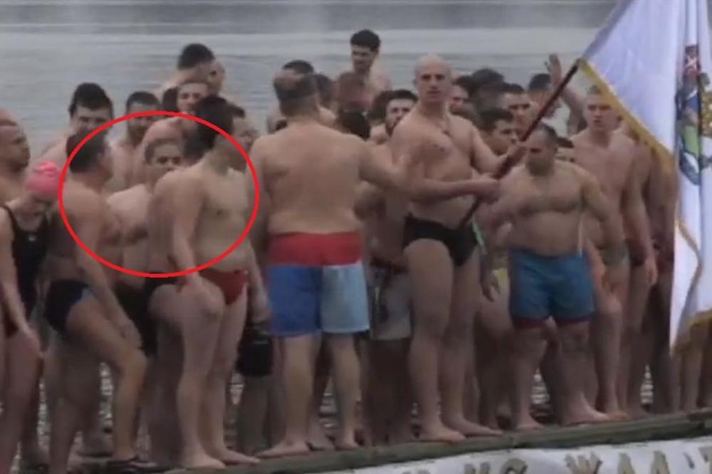 OVAJ DETALJ U RUKAMA MIŠE VACIĆA NISTE PRIMETILI: Gde je krenuo s ovim i šta će mu to? CELA SRBIJA GA ISMEVA (FOTO)