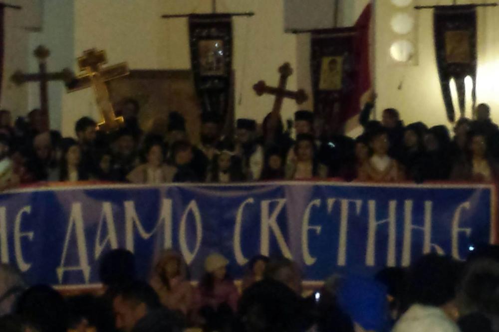 ESPRESO NA LICU MESTA: Ceo Bar izašao na PROTEST "NE DAMO SVETINJE", UPRKOS vetru koji NOSI SVE REDOM! (VIDEO)