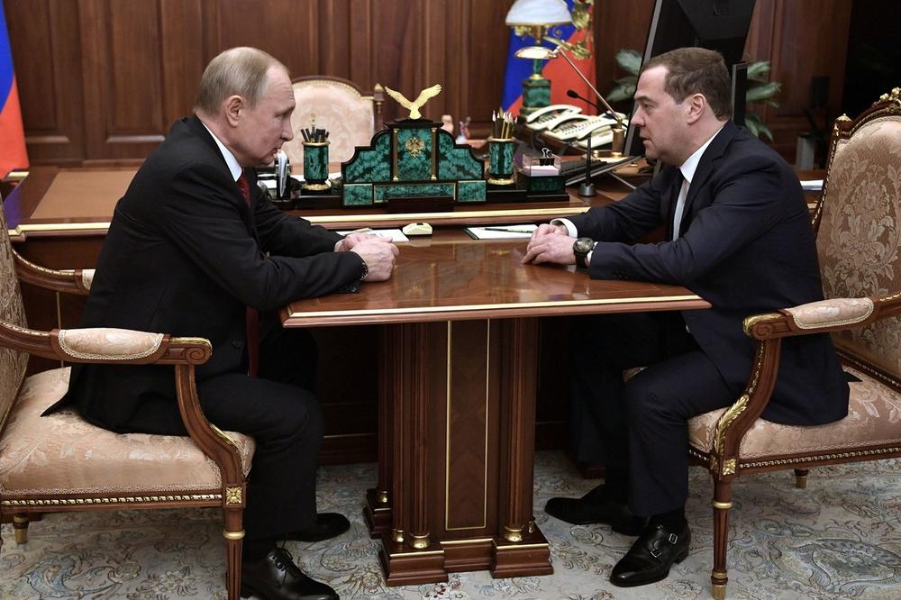 JAČI VIC OD OVOGA NISTE ČULI, PREVRNUĆETE SE SA STOLICE! Dolazi Medvedev kod Putina...
