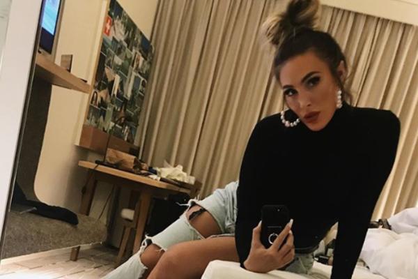 SENIDA NA GOLO TELO STAVILA SAMO JAKNU I NAPRAVILA FOTKU! Odmah je objavila, a fanovi POLUDELI i OVO joj napisali!