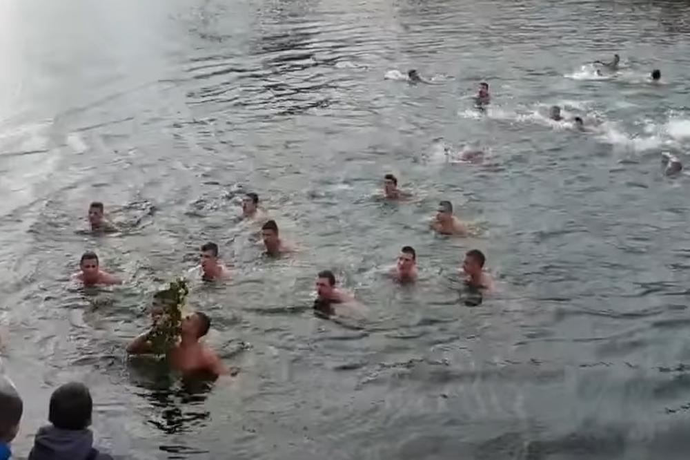 OVOM DEČKU NIJE DOZVOLJENO DA PLIVA ZA ČASNI KRST: Sve zbog 1 rečenice! (FOTO)