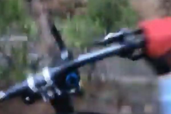 ŽIV SE POLOMIO! Biciklista pokušao da preskoči prugu, desila mu se KATASTROFA! (VIDEO)