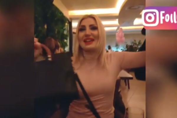 INCIDENT U RESTORANU! Jovanu Tipšin KONOBAR polio PIĆEM, pevačica SKOČILA pa uradila OVO! (VIDEO)