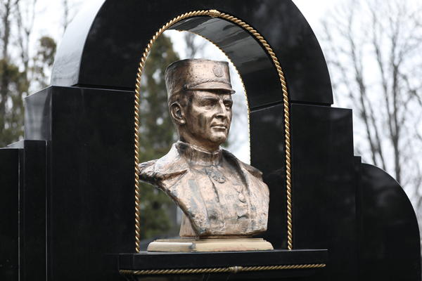 SABLASNA SLIKA SA ARKANOVOG GROBA! Cela Srbija je netremice gledala u misterioznog čoveka pored spomenika (FOTO)