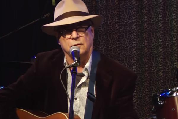 FOLK PEVAČ IZNENADA UMRO NA SCENI! Tokom NASTUPA je imao JAK SRČANI UDAR, izvinio se publici i zatvorio OČI ZAUVEK!