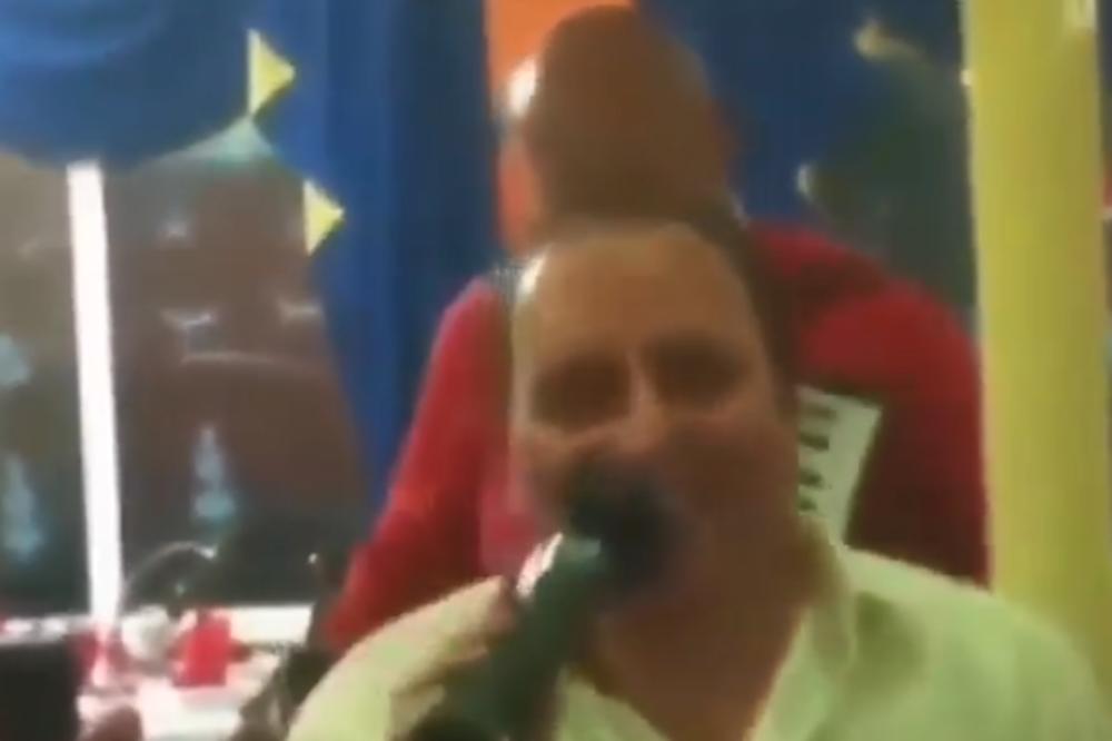 SNIMAK IZ KAFANE ODUŠEVIO CEO BALKAN: Kada se OVO dogodilo, i pevač i harmonikaš PRASNULI U SMEH (VIDEO)