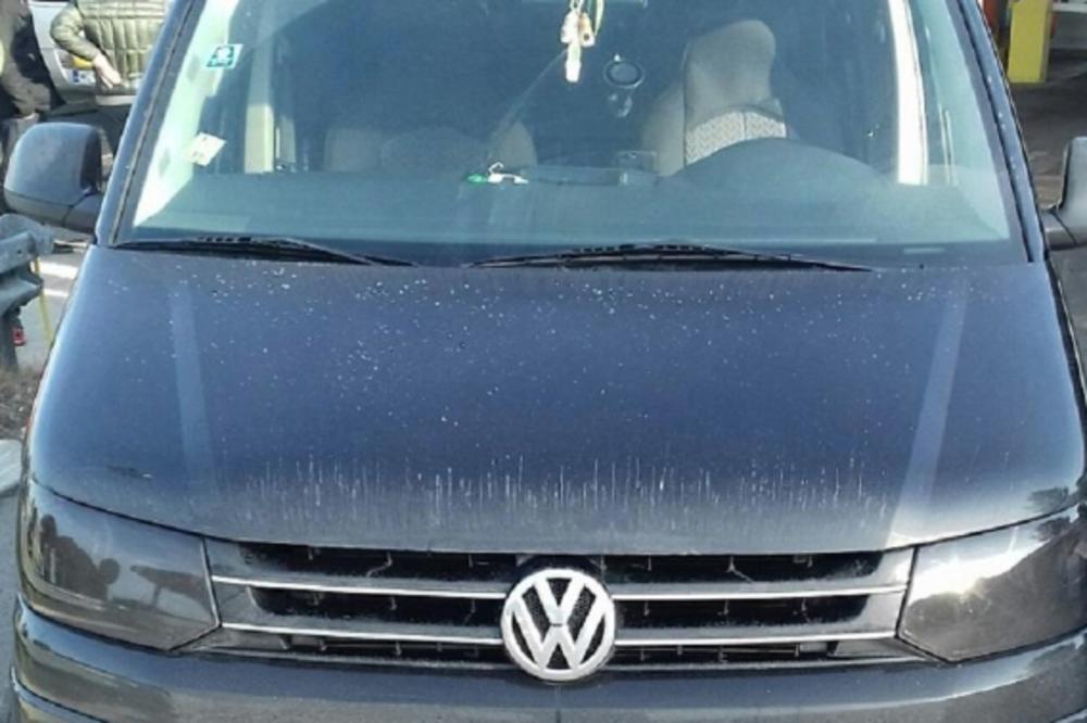 CRNI KOMBI SU VOZILI BUGARI: Zaustavljen je na granici Srbije i Bugarske, svašta su POKUŠALI DA SAKRIJU (FOTO)