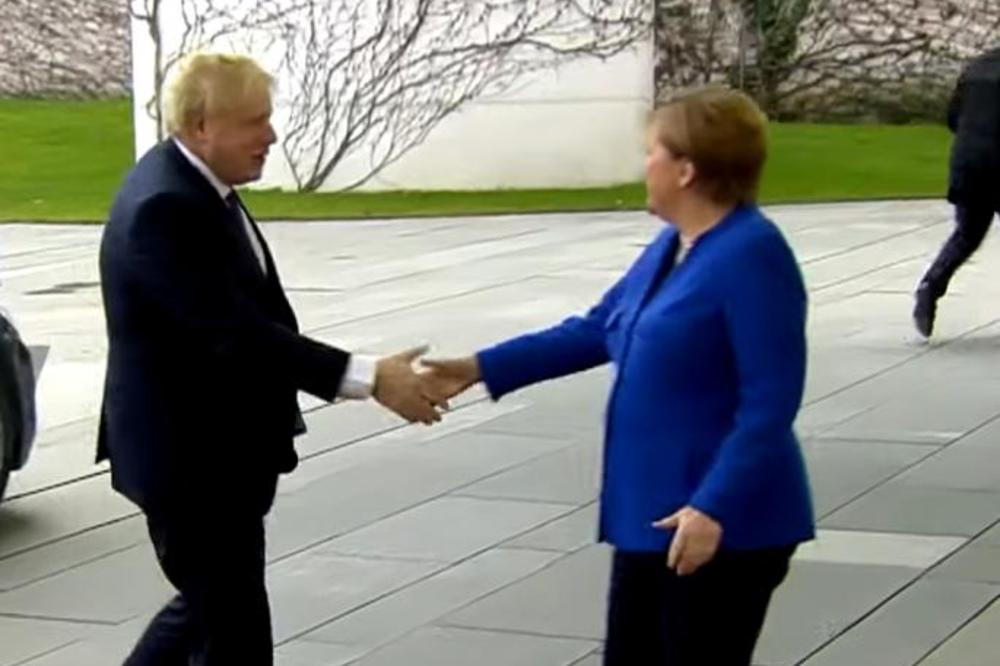 DŽONSONOV BLAM ĆE SE PREPRIČAVATI DECENIJAMA! Ono što je uradio pred Merkelovom i nju je zabezeknulo! (VIDEO)