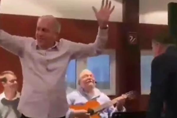 OBRADOVIĆ I DANILOVIĆ GRMELI U KAFANI UZ GROBARSKU PESMU: Njihovim venama teče crno-bela krv!