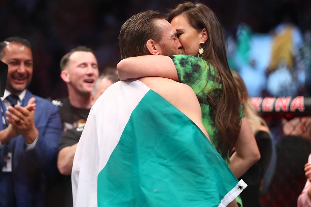 BILA JE UZ NJEGA KAD JE BIO VODOINSTALATER NA IVICI GLADI: Na terenu mu je skočila njemu u zagrljaj, svi su PILJILI