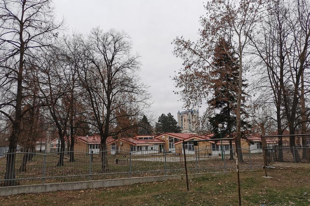 HOROR U DVORIŠTU SRPSKOG VRTIĆA: Pronađen LEŠ (22), morali su da sklone decu