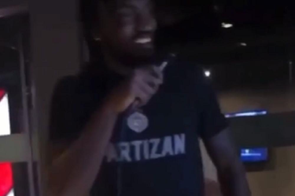 PEJDŽ I TOMAS KAO JALA I BUBA: Košarkaši Partizana u transu pevaju na srpskom!