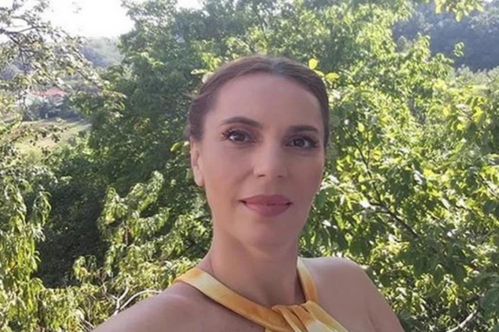 GLUMICA VESNA STANKOVIĆ POBESNELA ZBOG PRIZORA U ZEMUNU! 30 tinejdžera bez zaštite se zeza po parku, igra fudbal!