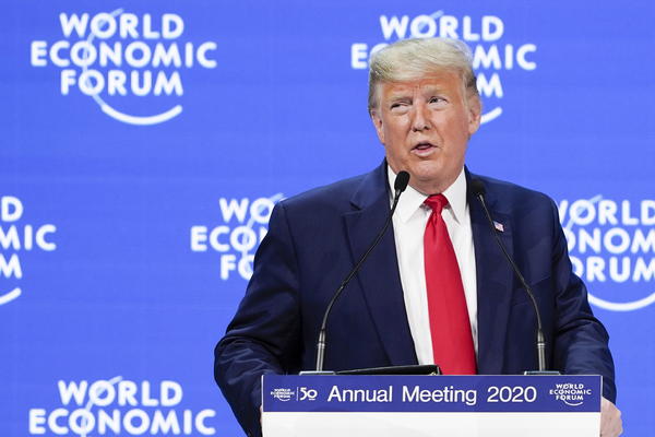 DOK JE TRAMP GOVORIO U DAVOSU, SVIMA JE BILO NEPRIJATNO: Omašio je temu, i to pred POSEBNOM OSOBOM u publici!