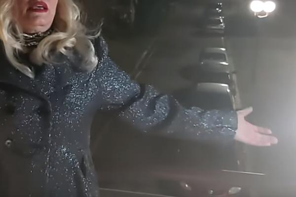 SERIJSKA PLJAČKA U PITANJU! ULAZNA VRATA OBIJENA, POLICIJA ODMAH DOŠLA NA UVIĐAJ: Naša pevačica vidno POTREŠENA!