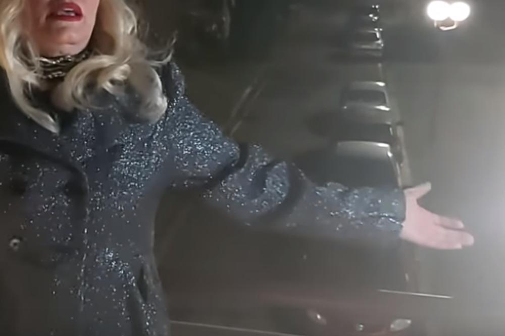 SERIJSKA PLJAČKA U PITANJU! ULAZNA VRATA OBIJENA, POLICIJA ODMAH DOŠLA NA UVIĐAJ: Naša pevačica vidno POTREŠENA!