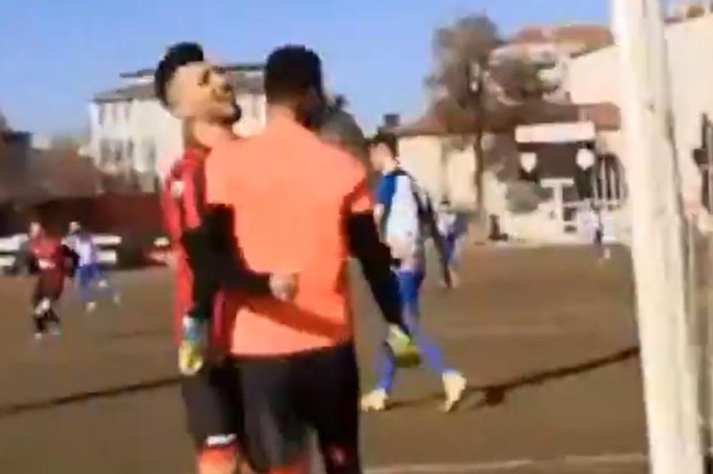 NAJLUĐI PENAL IKADA! Tri puta su promašili sa bele tačke - golman odbranio dva, pa dobio crveni, a onda...