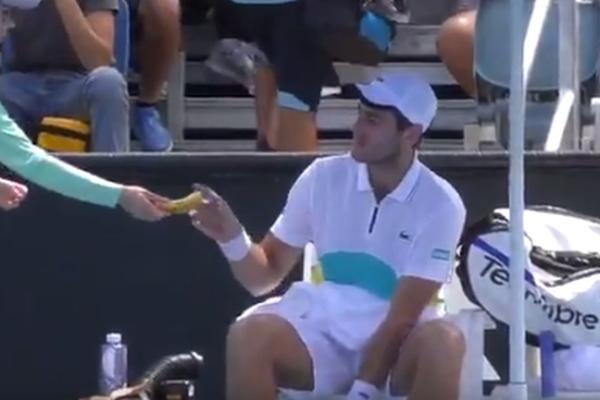 TENISER TERAO DEVOJČICU ŠTO SKUPLJA LOPTICE DA MU OLJUŠTI BANANU: Sad se javio da se opravda! BOLJE DA NIJE!