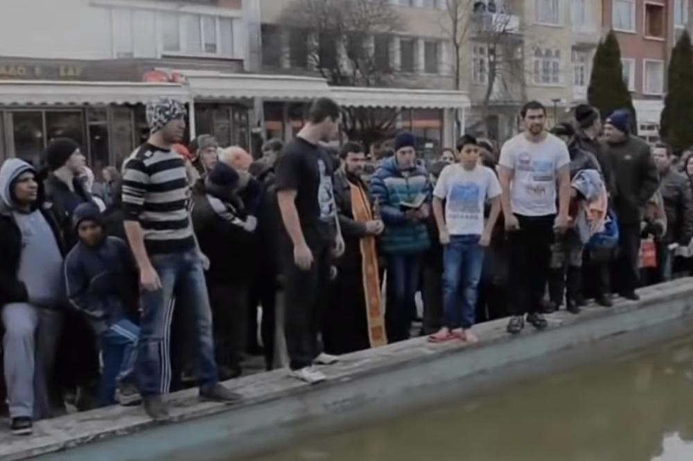 USKORO ĆE BOGOJAVLJENJE, POVOD DA SE SETIMO NAJJAČEG SNIMKA NA INTERNETU: Bugari plivaju za časni krst! (VIDEO)