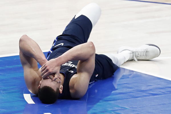 KRENUO JE U PRODOR, PAO I VIŠE NIJE MOGAO DA USTANE: Užasna povreda igrača Dalasa zbog koje se i Bogdanović oglasio