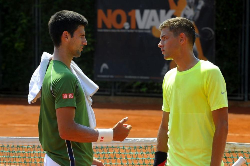 UČINIO BI MU VELIKU USLUGU DA MU SKLONI RODŽERA S PUTA: Đoković savetovao Krajinovića kako da igra protiv Federera!