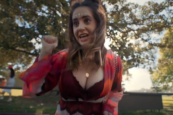 REKLAMA SA PRSATOM DEVOJKOM SE BRZO NAŠLA NA METI KRITIKA: Pogledajte zašto (VIDEO)