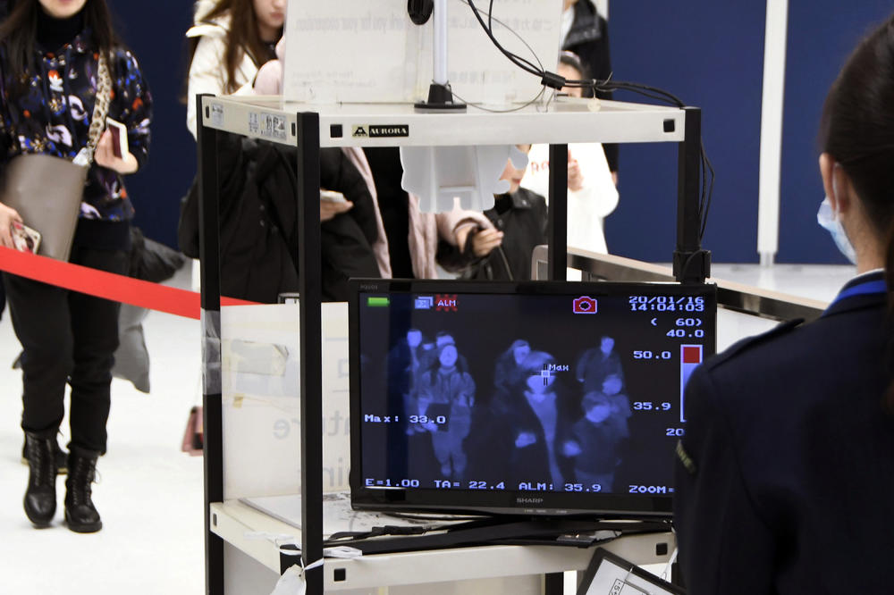 NAPRAVLJENO POSEBNO ODELO ZA ZAŠTITU OD KORONAVIRUSA: Jedini problem je što niko normalan ne bi OVO nosio (FOTO)