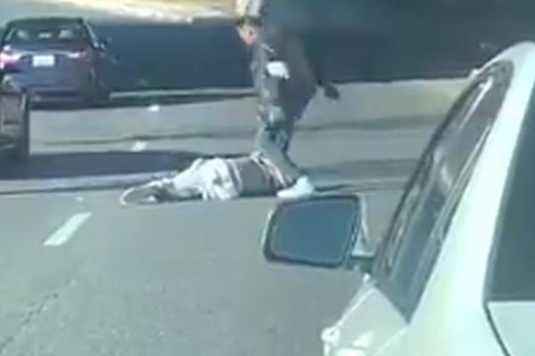 POJAVIO SE SNIMAK PREBIJANJA BIVŠEG NBA IGRAČA KOJI JE POSTAO BESKUĆNIK: Gazi ga po glavi, a policajac snima!