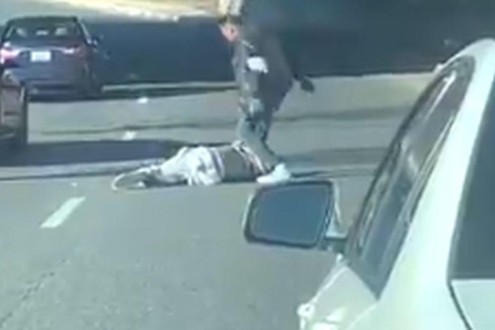 POJAVIO SE SNIMAK PREBIJANJA BIVŠEG NBA IGRAČA KOJI JE POSTAO BESKUĆNIK: Gazi ga po glavi, a policajac snima!