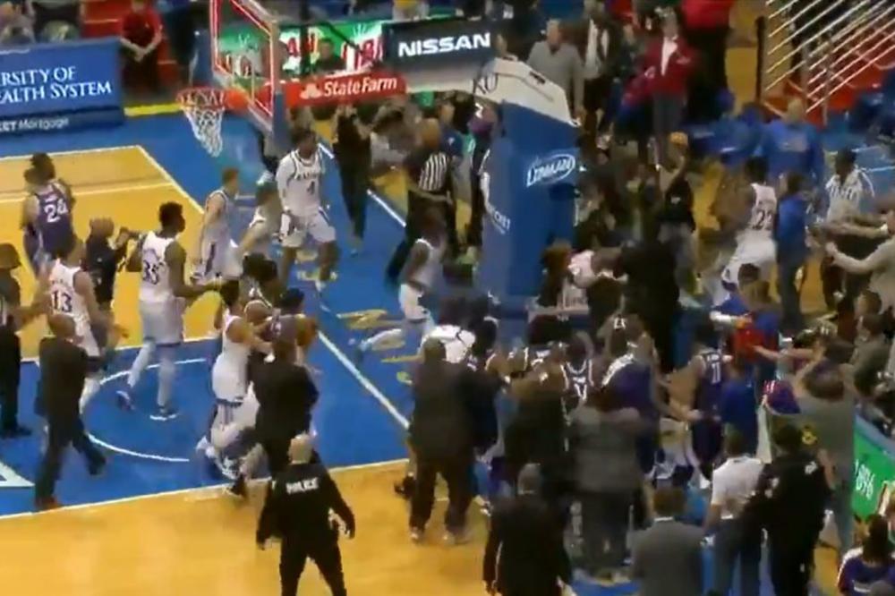 TUČA KAKVU AMERIKA NE PAMTI! Brutalni udarci na sve strane, letele stolice, pa se haos preneo na tribine!