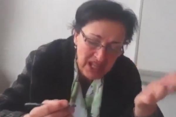 VI STE BRE DEBILI KLASIČNI, NEMA GORE OD VAS: Profesorka iz Crne Gore popljuvala učenike i podelila javnost (VIDEO)