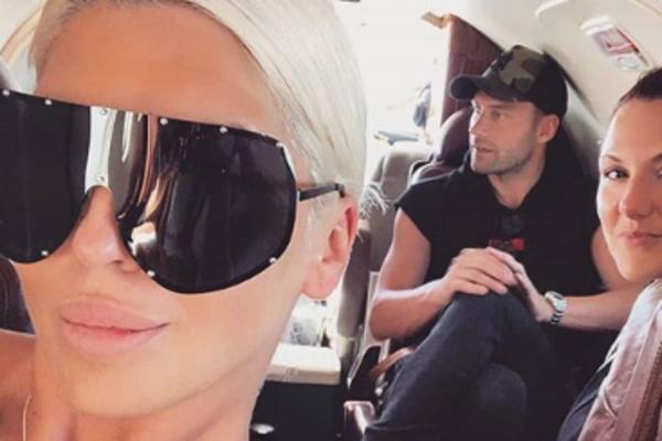 SVOJU SNAJU OBOŽAVA, A OVO JE SESTRA DUŠKA TOŠIĆA: Oblači se kao Karleuša i ima BUJNI DEKOLTE od kog OČI ISPADAJU!