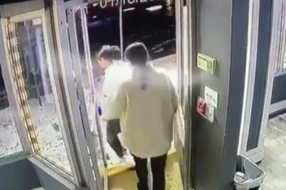 OVAKO IZGLEDA KAD IMATE BAŠ LOŠ DAN: Devojke su izašle iz radnje, u sledećem trenutku su bile OČAJNE (VIDEO)