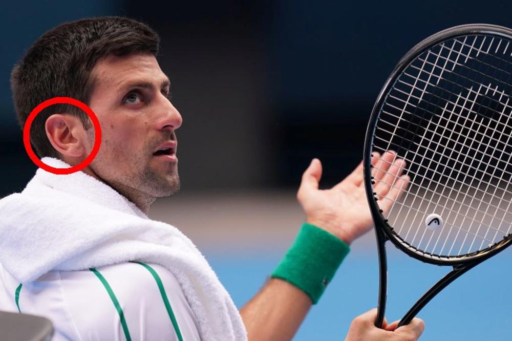 ŠTA SE TO KRIJE U ĐOKOVIĆEVIM UŠIMA? Izgleda kao bubica tajnih agenata! Otkrivena misterija crne tačke i flastera!