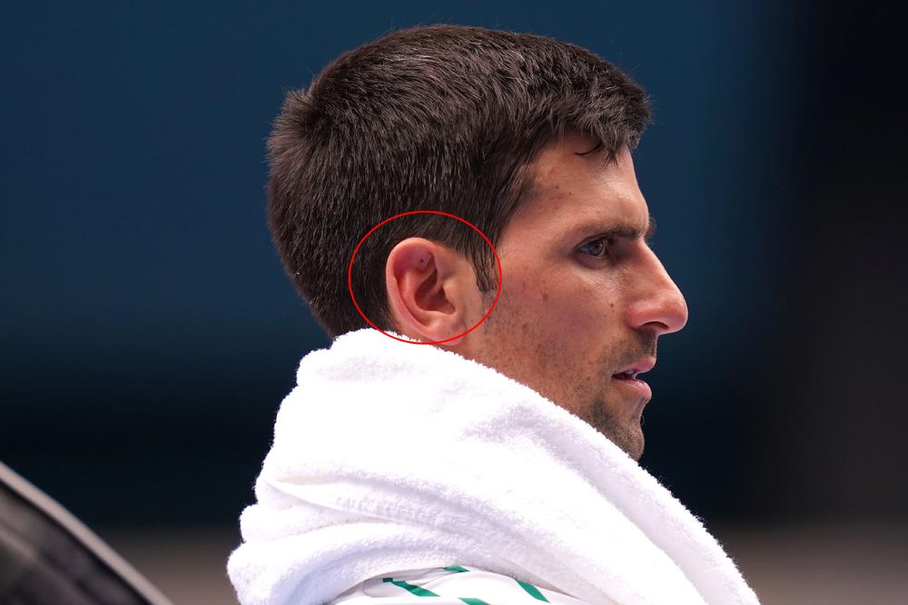 Novak Đoković nosi ovo u oba uva na mečevima