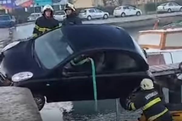 ŽENA AUTOM UMALO UPALA U MORE, SPASIO JE JEDAN DETALJ: Reakcija njenog supruga je pravi HIT (VIDEO)