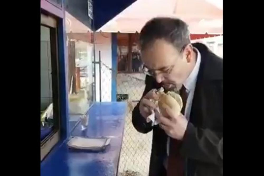 AMERIČKI AMBASADOR PROBAO LESKOVAČKI ĆEVAP: O njegovoj reakciji SVI PRIČAJU! (VIDEO)